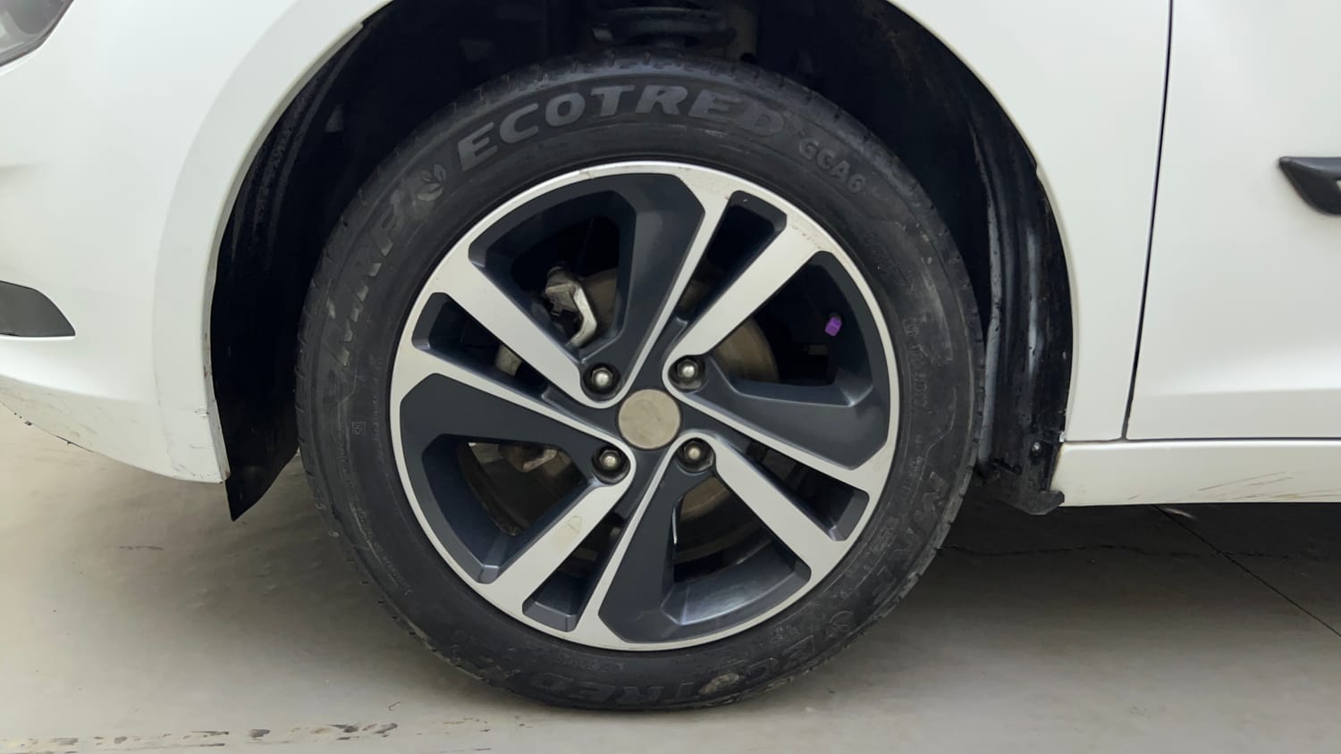 Used 2024 Tata Altroz XZA Plus (S) Petrol Automatic tyres LEFT FRONT TYRE RIM VIEW