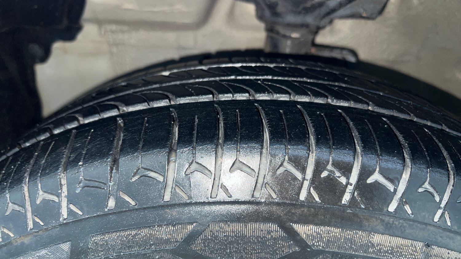 Used 2014 Maruti Suzuki Celerio VXi AMT Petrol Automatic tyres LEFT FRONT TYRE TREAD VIEW