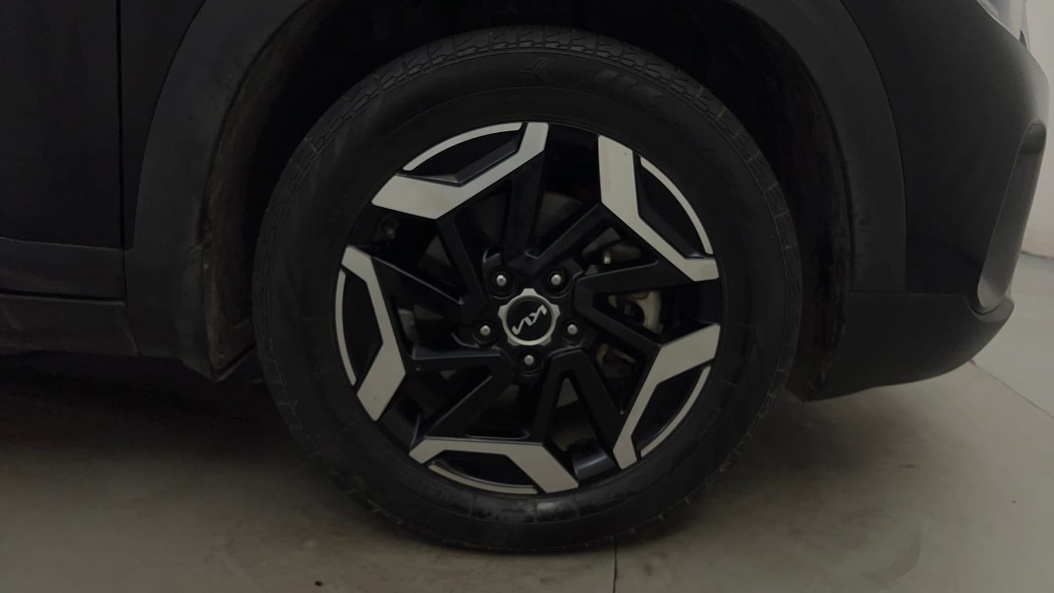 Used 2023 kia Seltos HTX 1.5 IVT Petrol Automatic tyres RIGHT FRONT TYRE RIM VIEW