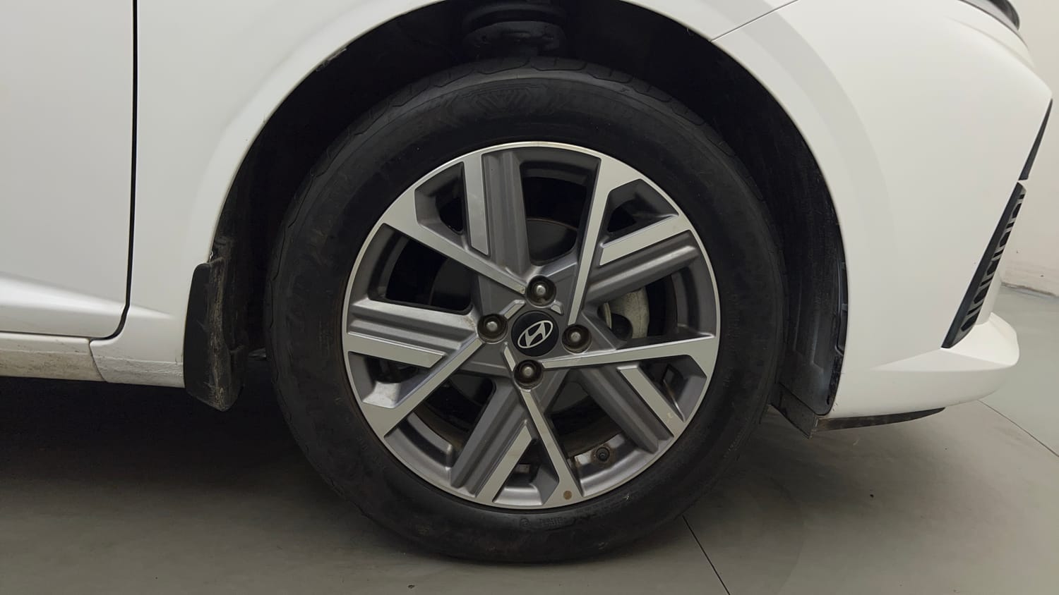 Used 2024 Hyundai Verna SX (O)1.5 Petrol MT Petrol Manual tyres RIGHT FRONT TYRE RIM VIEW