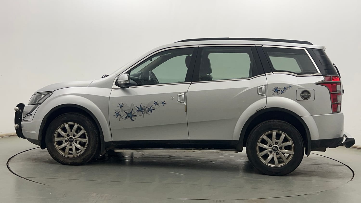 Used 2017 Mahindra XUV500 W10 AT Black Interiors Diesel Automatic exterior LEFT SIDE VIEW