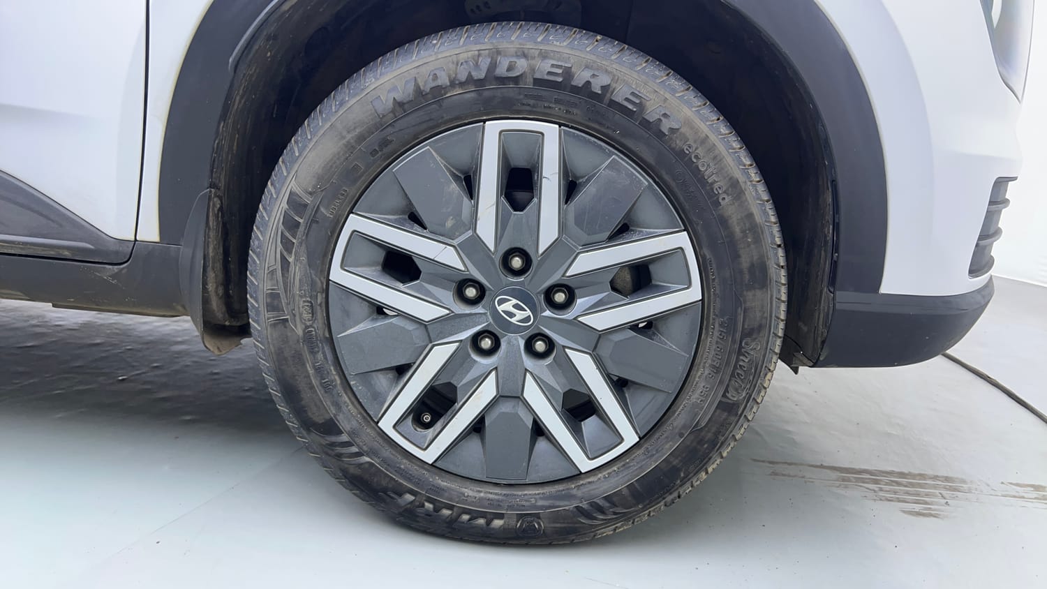 Used 2024 Hyundai Venue S (O) 1.0 Turbo DCT Petrol Automatic tyres RIGHT FRONT TYRE RIM VIEW