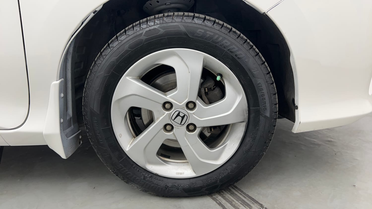 Used 2014 Honda City V Petrol Manual tyres RIGHT FRONT TYRE RIM VIEW