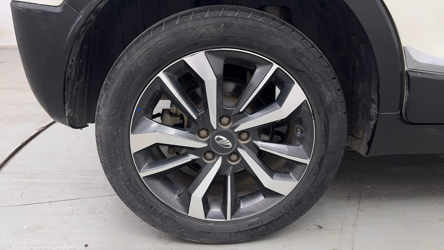 Used 2019 Mahindra XUV 300 1.5 W8 (O) Diesel Manual tyres RIGHT REAR TYRE RIM VIEW