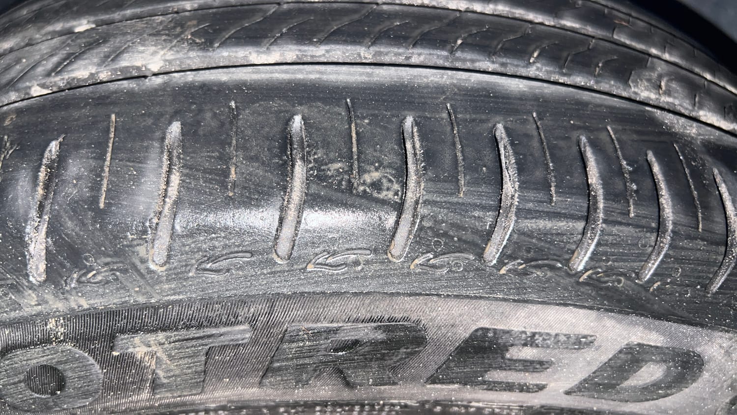 Used 2024 Tata Altroz XZA Plus (S) Petrol Automatic tyres LEFT FRONT TYRE TREAD VIEW