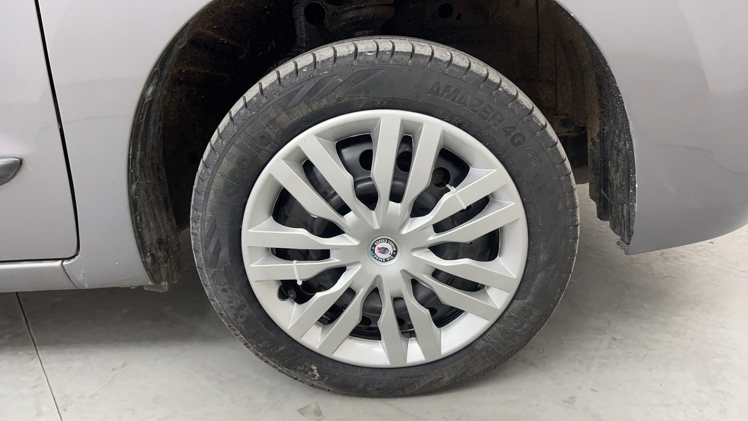 Used 2015 Maruti Suzuki Wagon R VXI Petrol Manual tyres RIGHT FRONT TYRE RIM VIEW