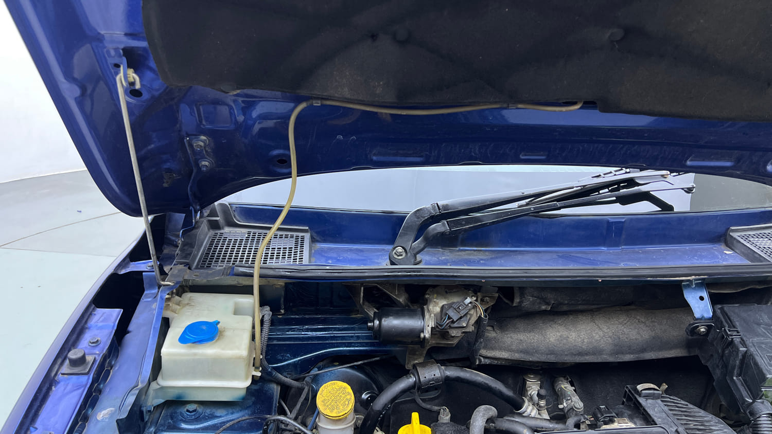 Used 2018 Renault Kwid CLIMBER 1.0 AMT Petrol Automatic engine ENGINE RIGHT SIDE HINGE & APRON VIEW
