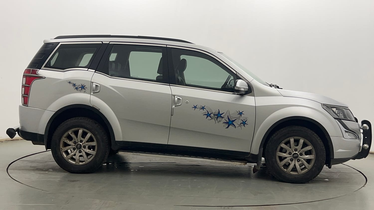 Used 2017 Mahindra XUV500 W10 AT Black Interiors Diesel Automatic exterior RIGHT SIDE VIEW