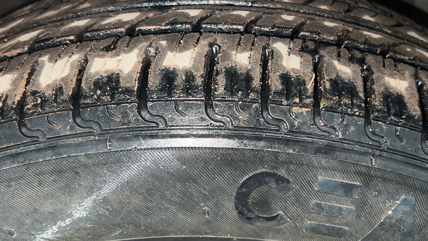 Used 2013 Maruti Suzuki Ertiga Vxi Petrol Manual tyres RIGHT FRONT TYRE TREAD VIEW