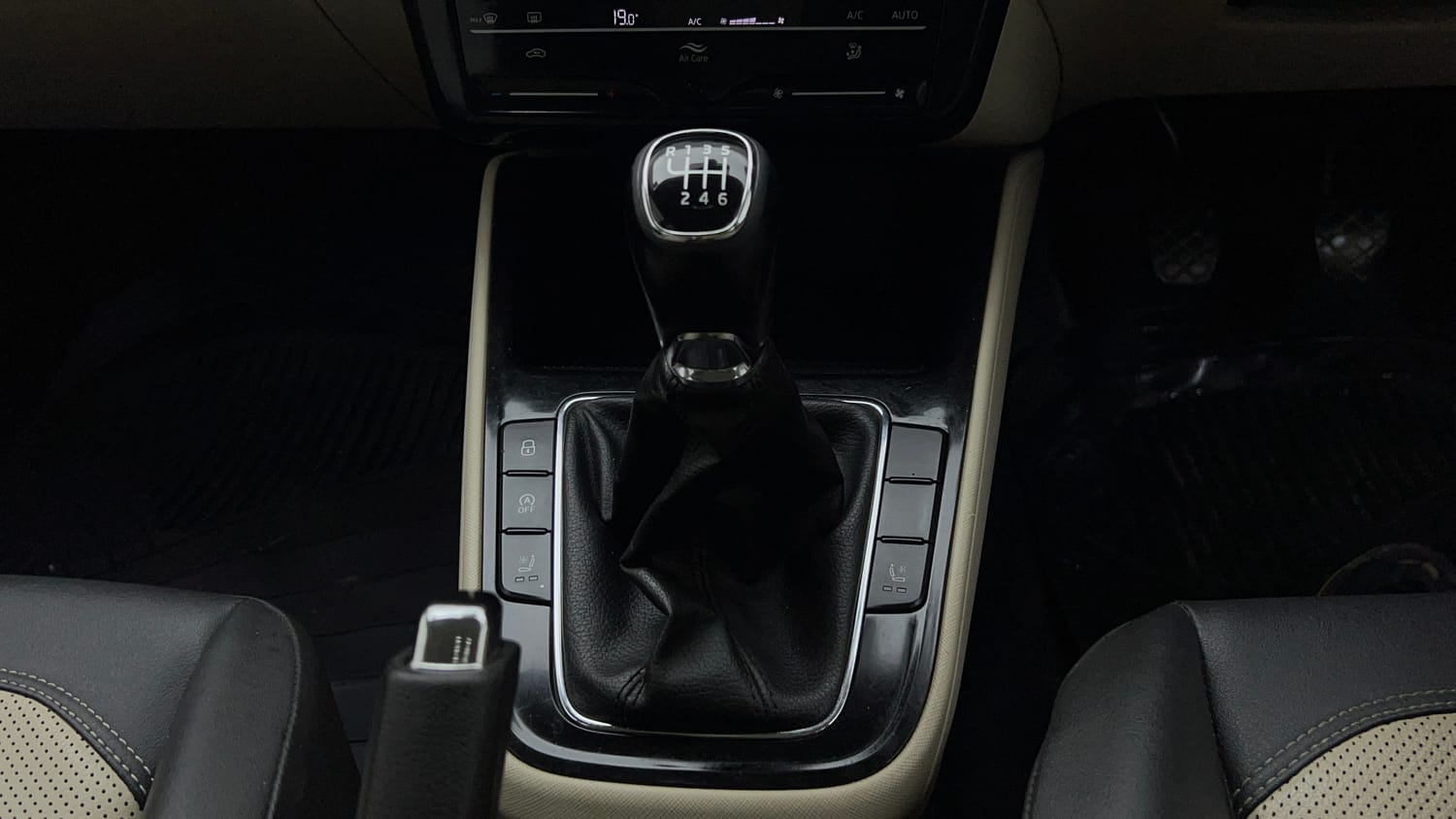 Used 2023 Skoda Slavia Style 1.5L TSI MT Petrol Manual interior GEAR  KNOB VIEW