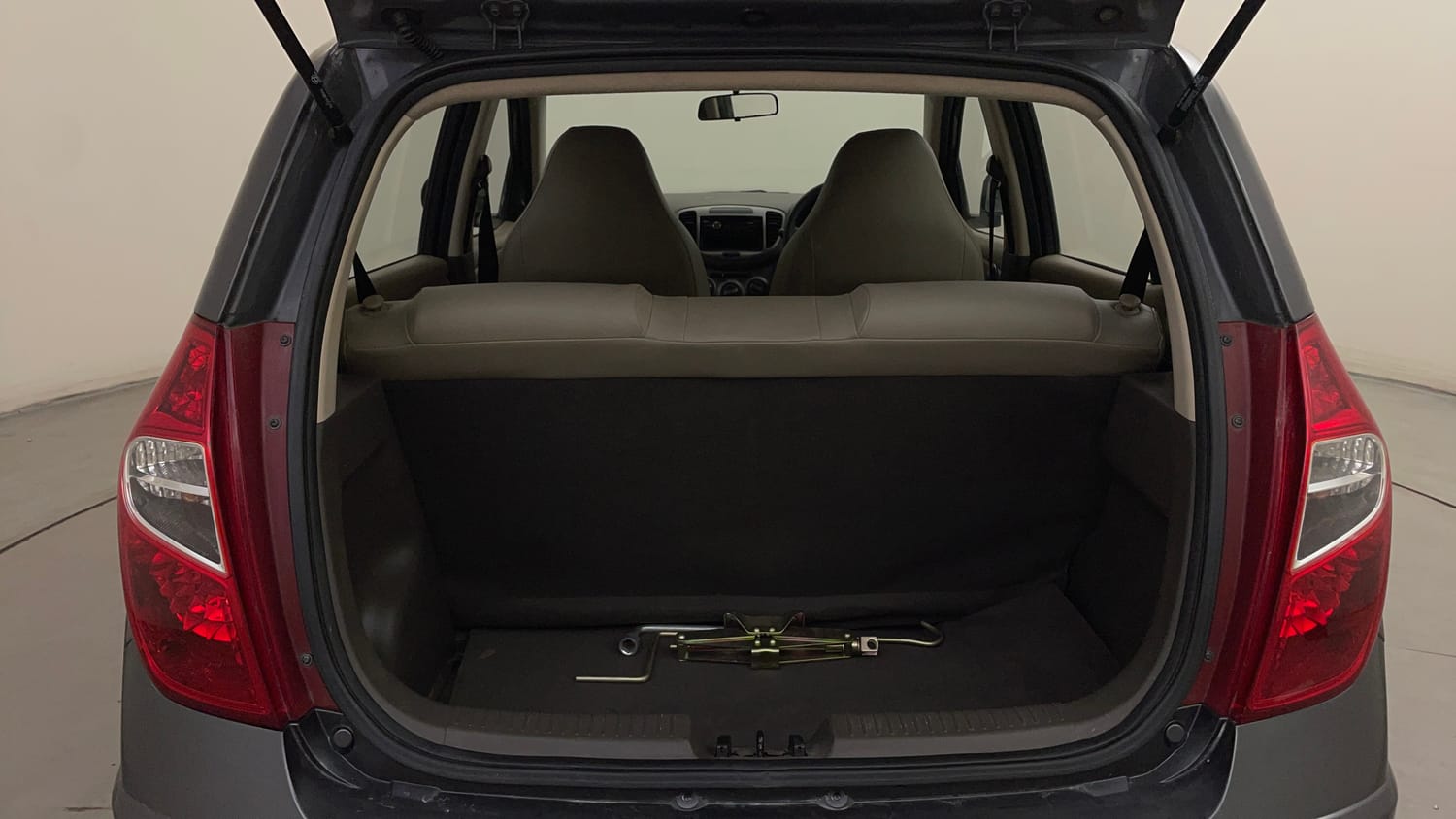 Used 2011 Hyundai i10 Era 1.1 iRDE2 Petrol Manual interior DICKY INSIDE VIEW