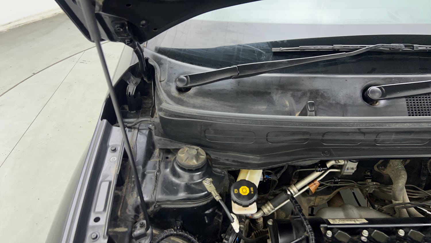 Used 2024 Hyundai Venue SX 1.2 Petrol Petrol Manual engine ENGINE RIGHT SIDE HINGE & APRON VIEW