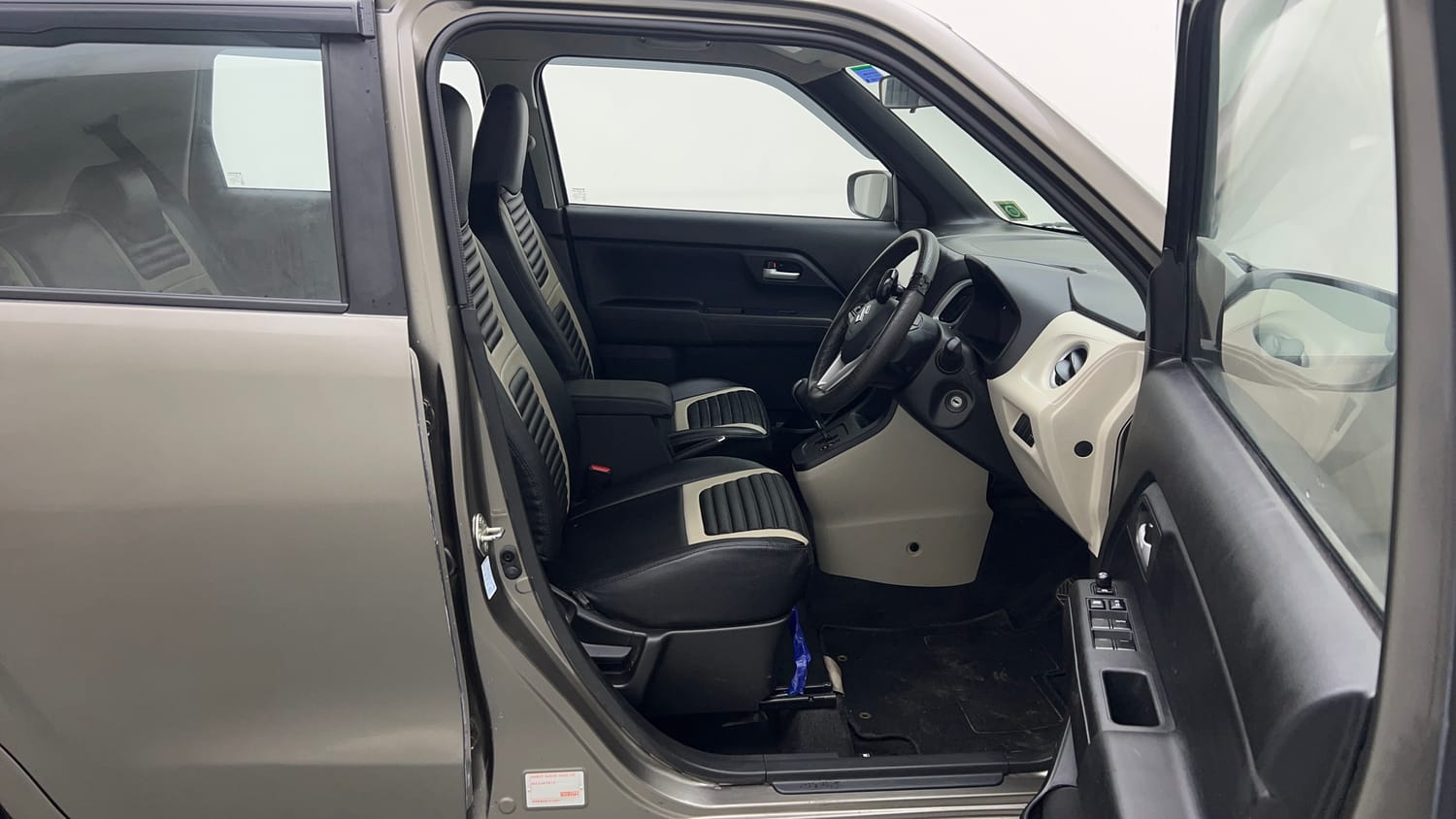 Used 2022 Maruti Suzuki Wagon R ZXi 1.2 AMT Petrol Automatic interior RIGHT SIDE FRONT DOOR CABIN VIEW