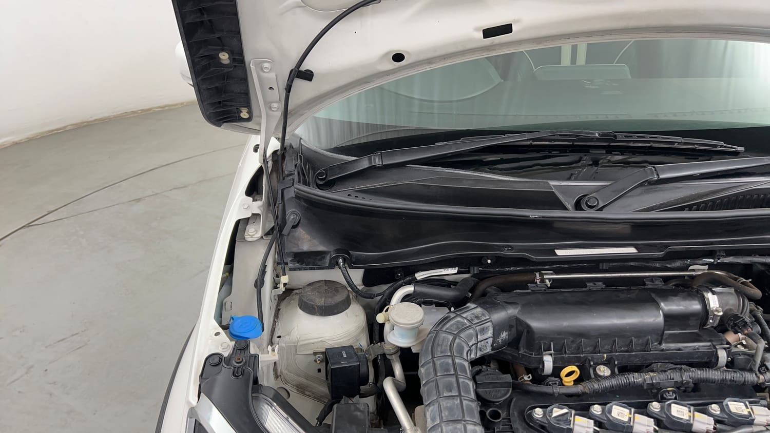 Used 2022 Maruti Suzuki Ignis Zeta 1.2 MT Petrol Manual engine ENGINE RIGHT SIDE HINGE & APRON VIEW