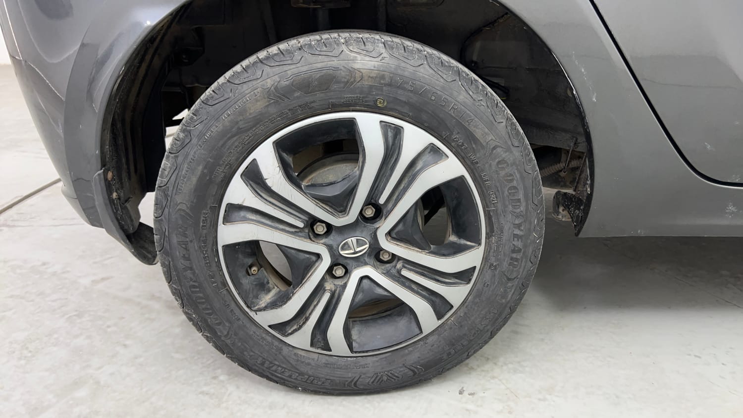 Used 2022 Tata Tiago XZ Plus CNG Cng Manual tyres RIGHT REAR TYRE RIM VIEW