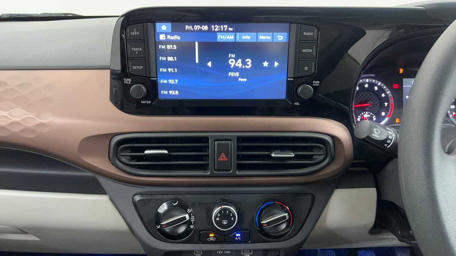 Used 2023 Hyundai Aura SX 1.2 CNG Cng Manual interior MUSIC SYSTEM & AC CONTROL VIEW