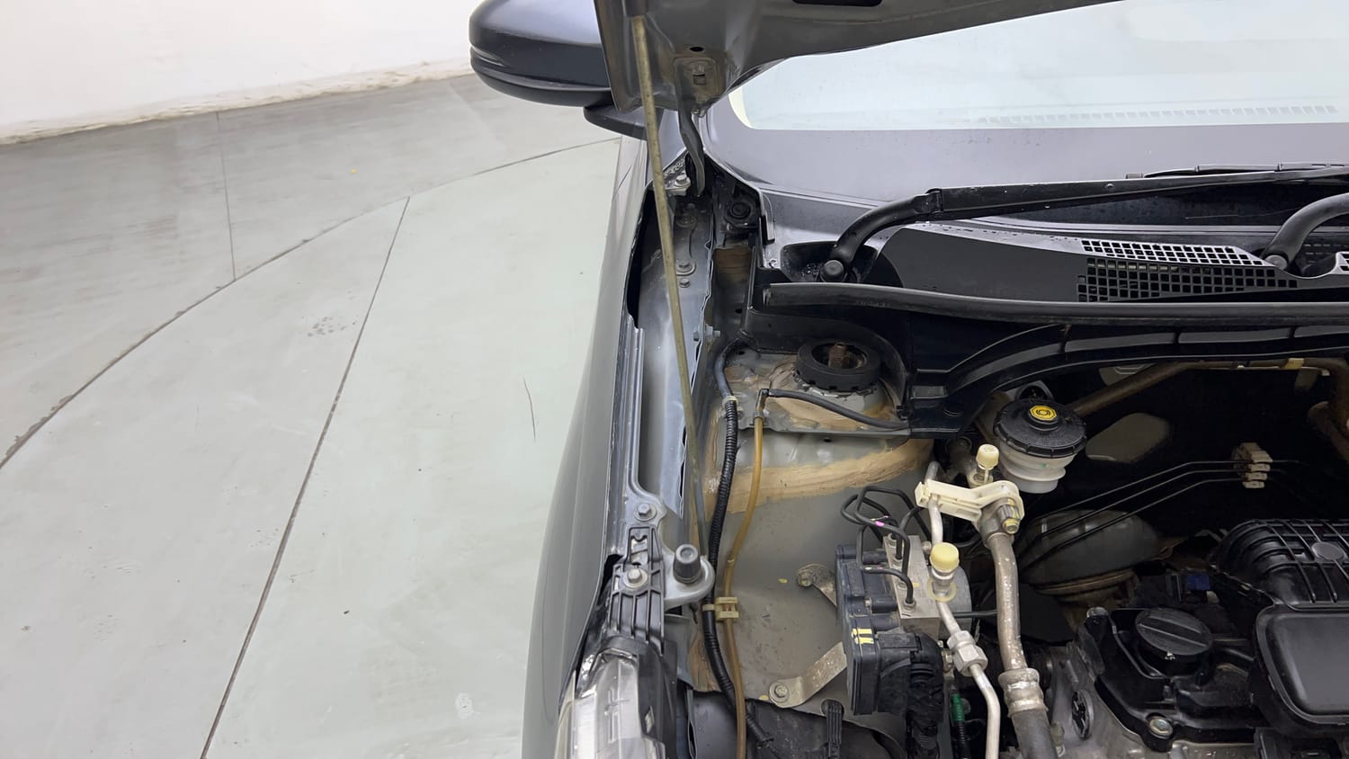 Used 2022 Honda Amaze VX CVT 1.2 Petrol Petrol Automatic engine ENGINE RIGHT SIDE HINGE & APRON VIEW