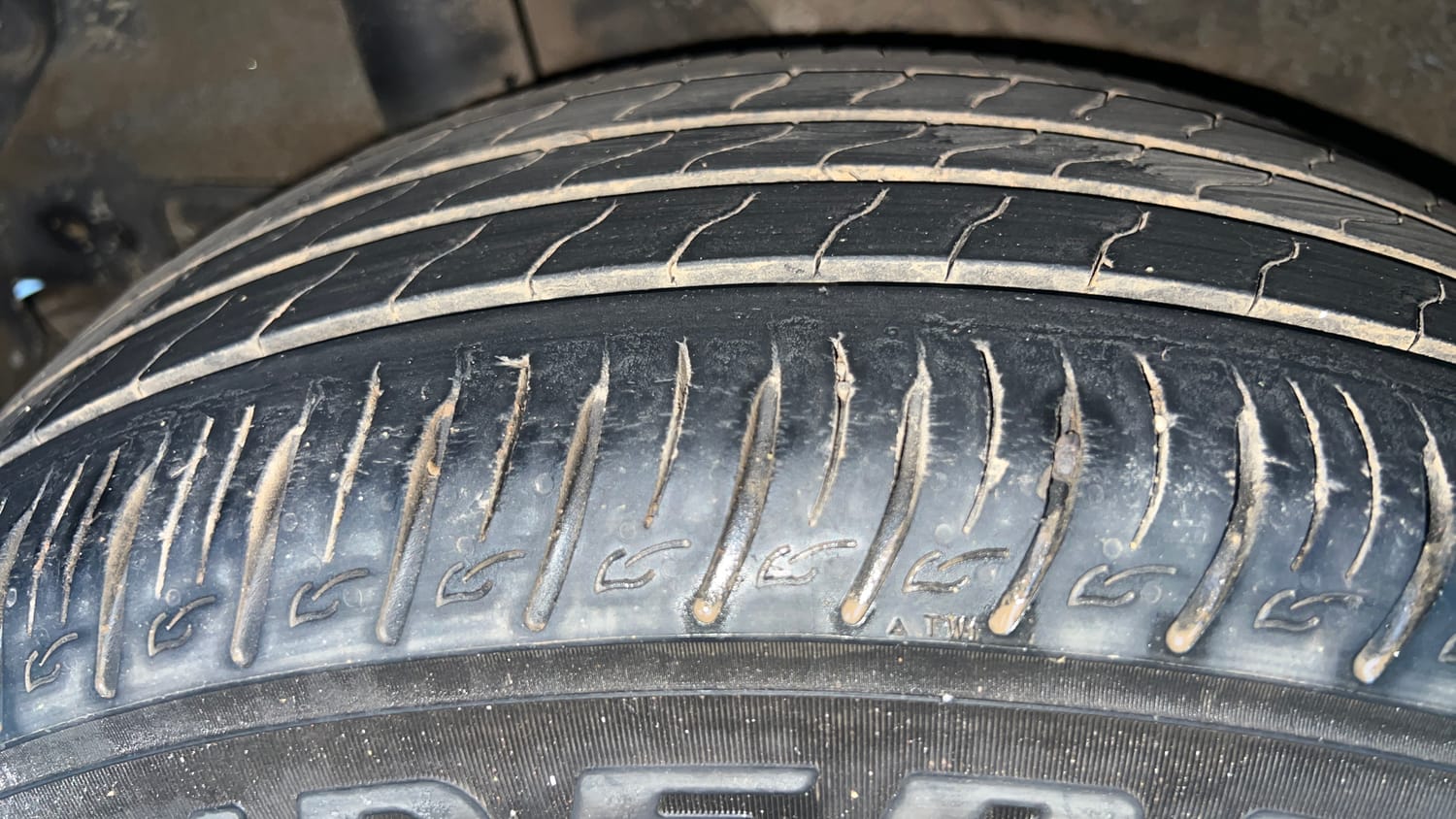Used 2024 Hyundai Venue S (O) 1.0 Turbo DCT Petrol Automatic tyres RIGHT REAR TYRE TREAD VIEW