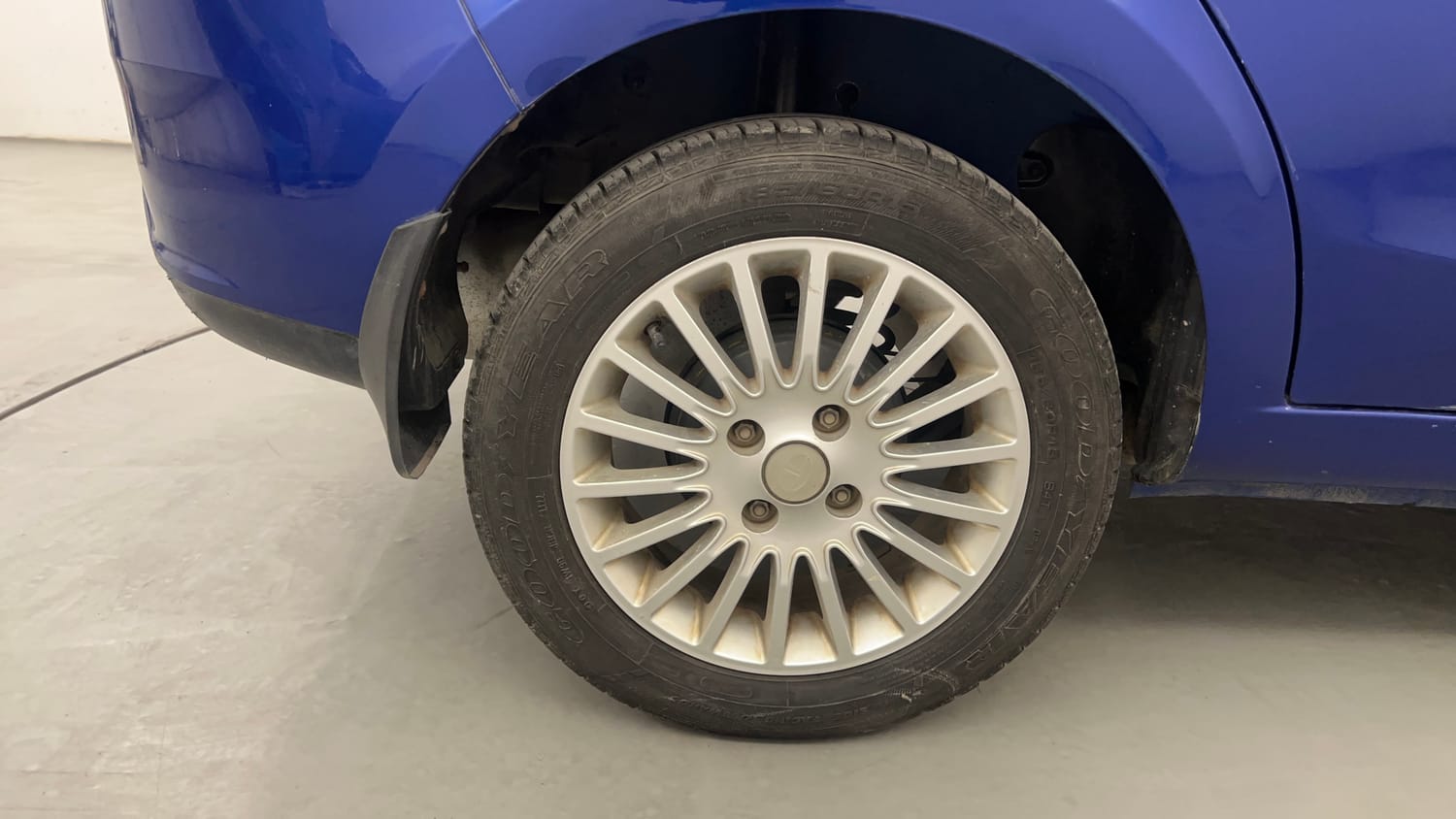 Used 2015 Tata Zest XT Petrol Petrol Manual tyres RIGHT REAR TYRE RIM VIEW