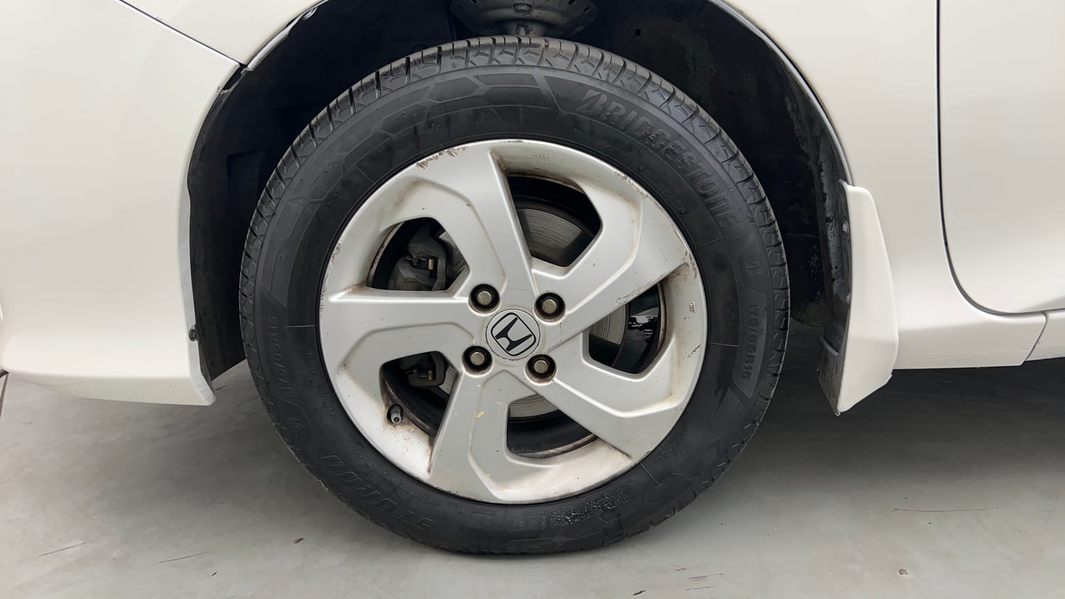 Used 2014 Honda City V Petrol Manual tyres LEFT FRONT TYRE RIM VIEW