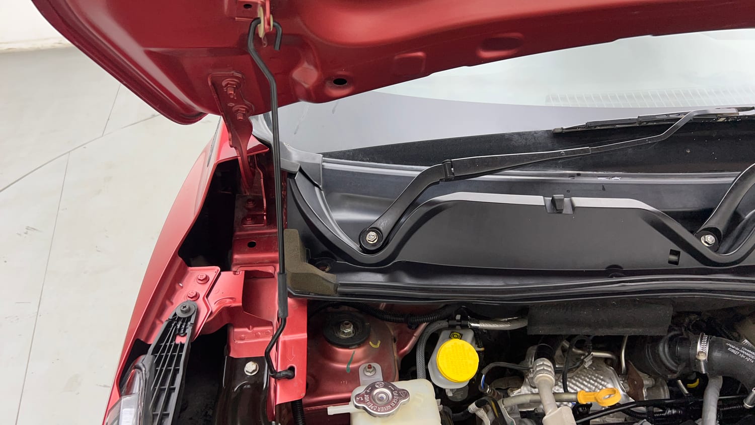 Used 2022 Nissan Magnite XV Turbo CVT Petrol Automatic engine ENGINE RIGHT SIDE HINGE & APRON VIEW