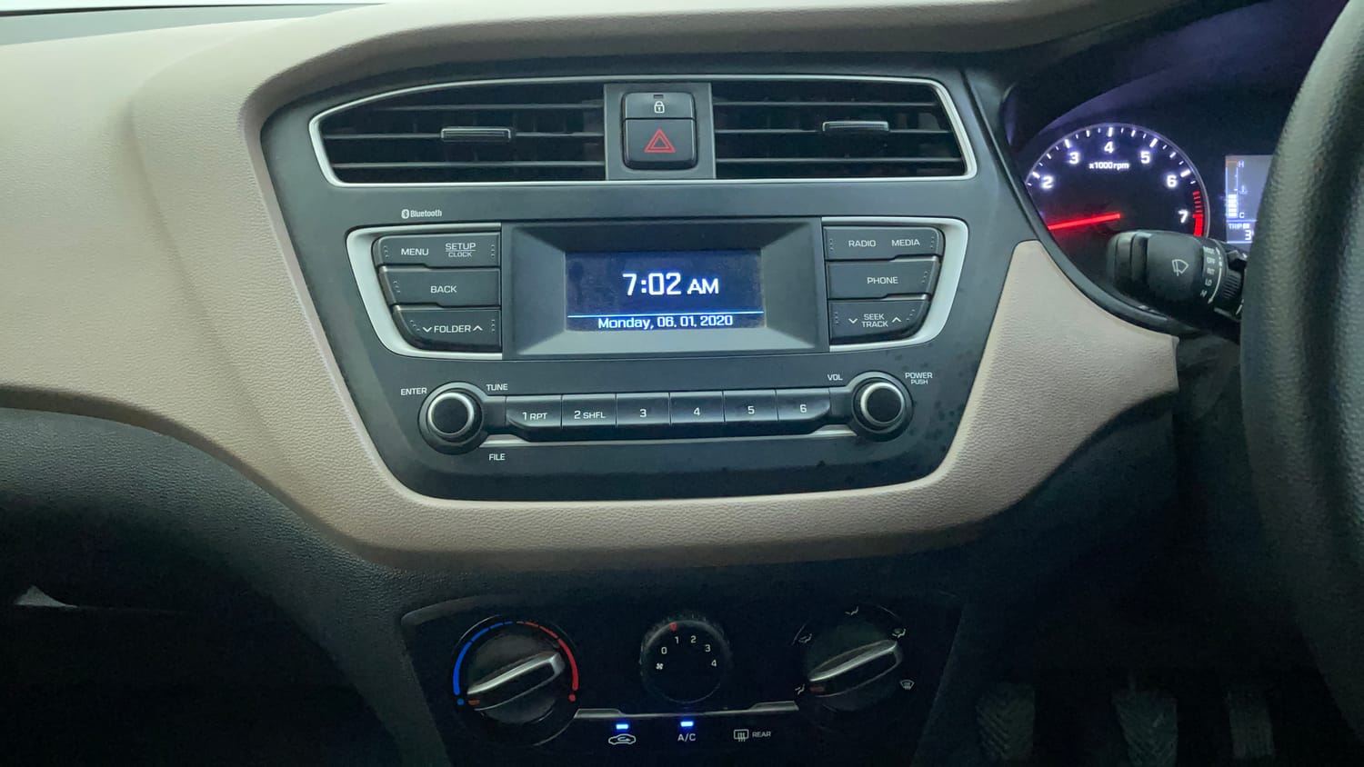 Used 2018 Hyundai Elite i20 Sportz 1.2 Petrol Manual interior MUSIC SYSTEM & AC CONTROL VIEW