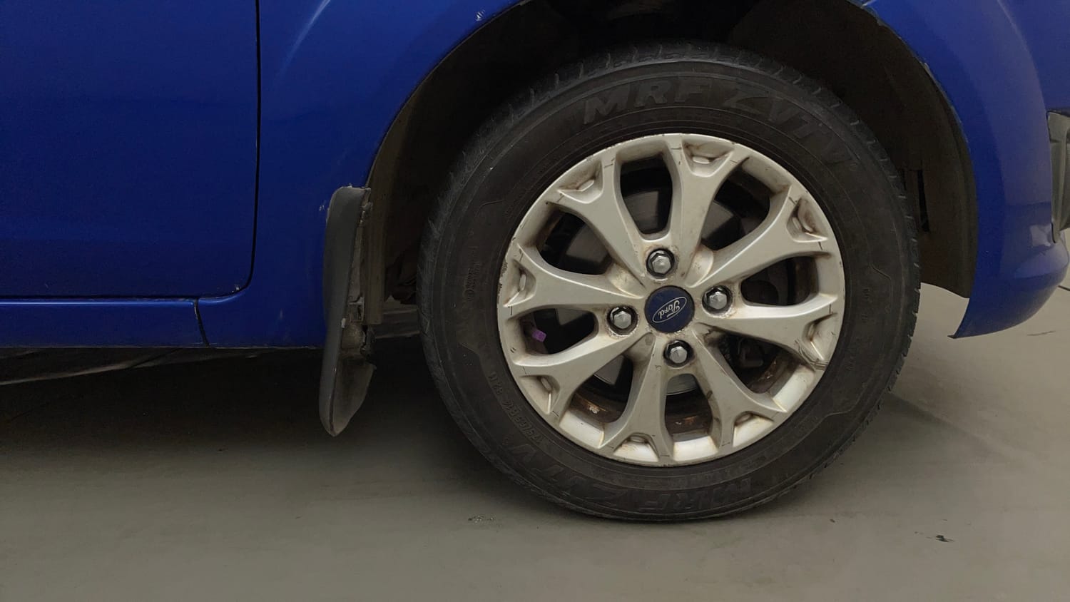Used 2013 Ford Figo Duratec Petrol Titanium 1.2 Petrol Manual tyres RIGHT FRONT TYRE RIM VIEW