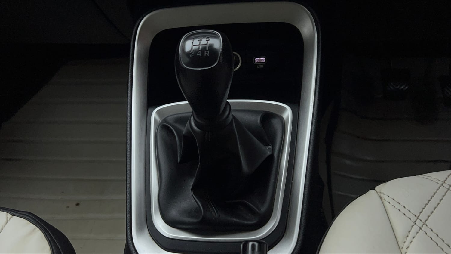 Used 2024 Kia Sonet HTK (O) 1.2 Petrol MT Petrol Manual interior GEAR  KNOB VIEW