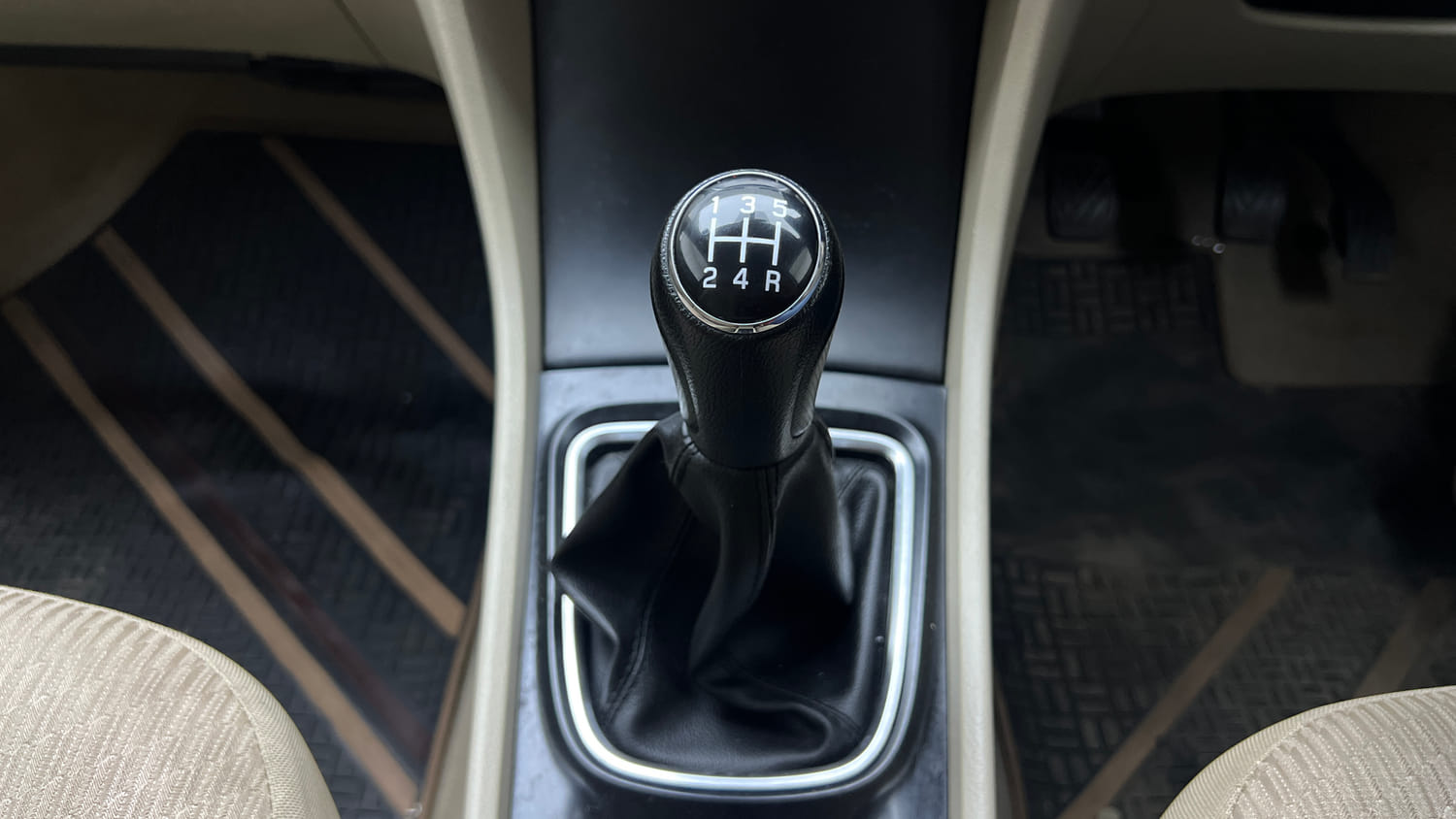 Used 2022 Maruti Suzuki Ciaz Zeta 1.5 Petrol Manual interior GEAR  KNOB VIEW