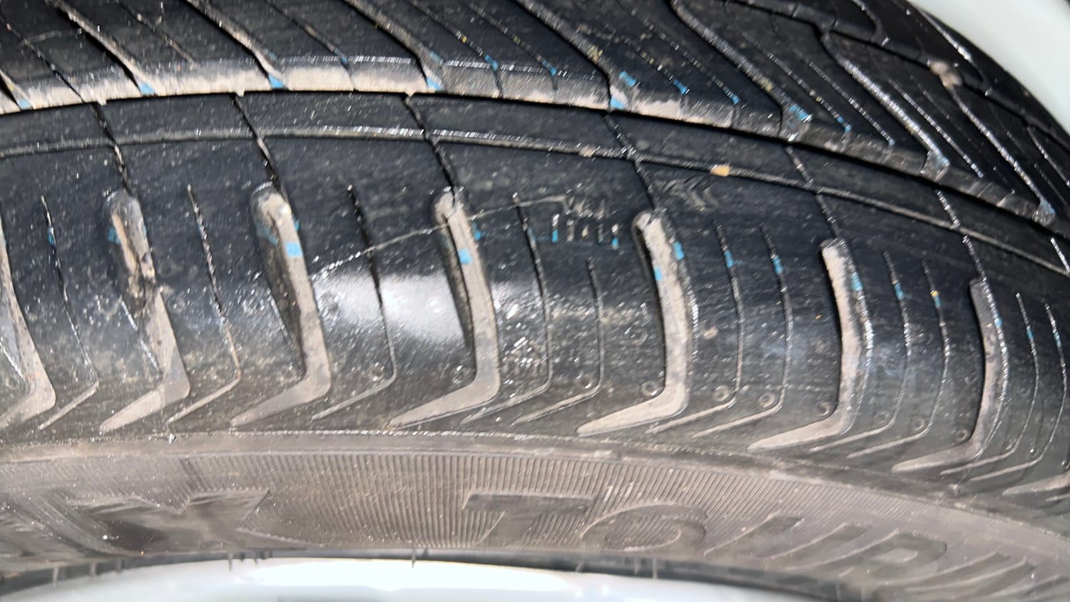 Used 2016 Mahindra KUV100 K6+ 6 STR Petrol Manual tyres LEFT REAR TYRE TREAD VIEW