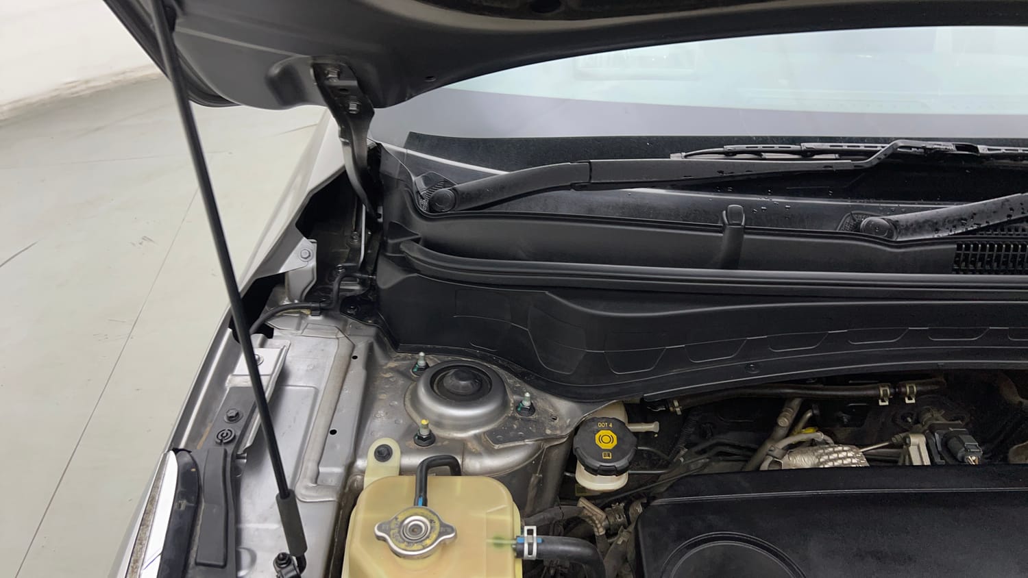Used 2020 kia Seltos GTX Plus DCT 1.4 Petrol Automatic engine ENGINE RIGHT SIDE HINGE & APRON VIEW