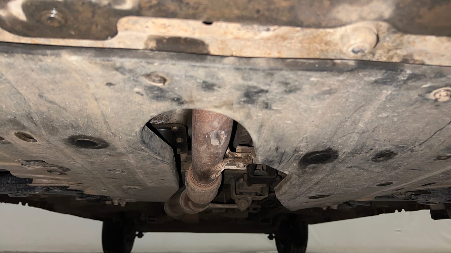 Used 2016 Mahindra KUV100 K6+ 6 STR Petrol Manual extra FRONT LEFT UNDERBODY VIEW