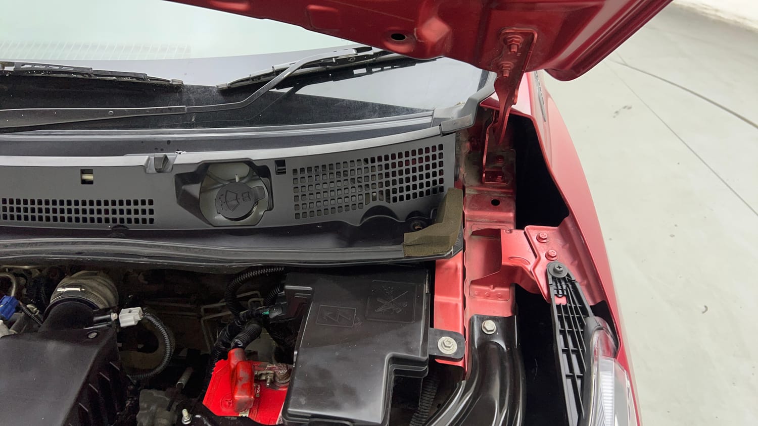 Used 2022 Nissan Magnite XV Turbo CVT Petrol Automatic engine ENGINE LEFT SIDE HINGE & APRON VIEW