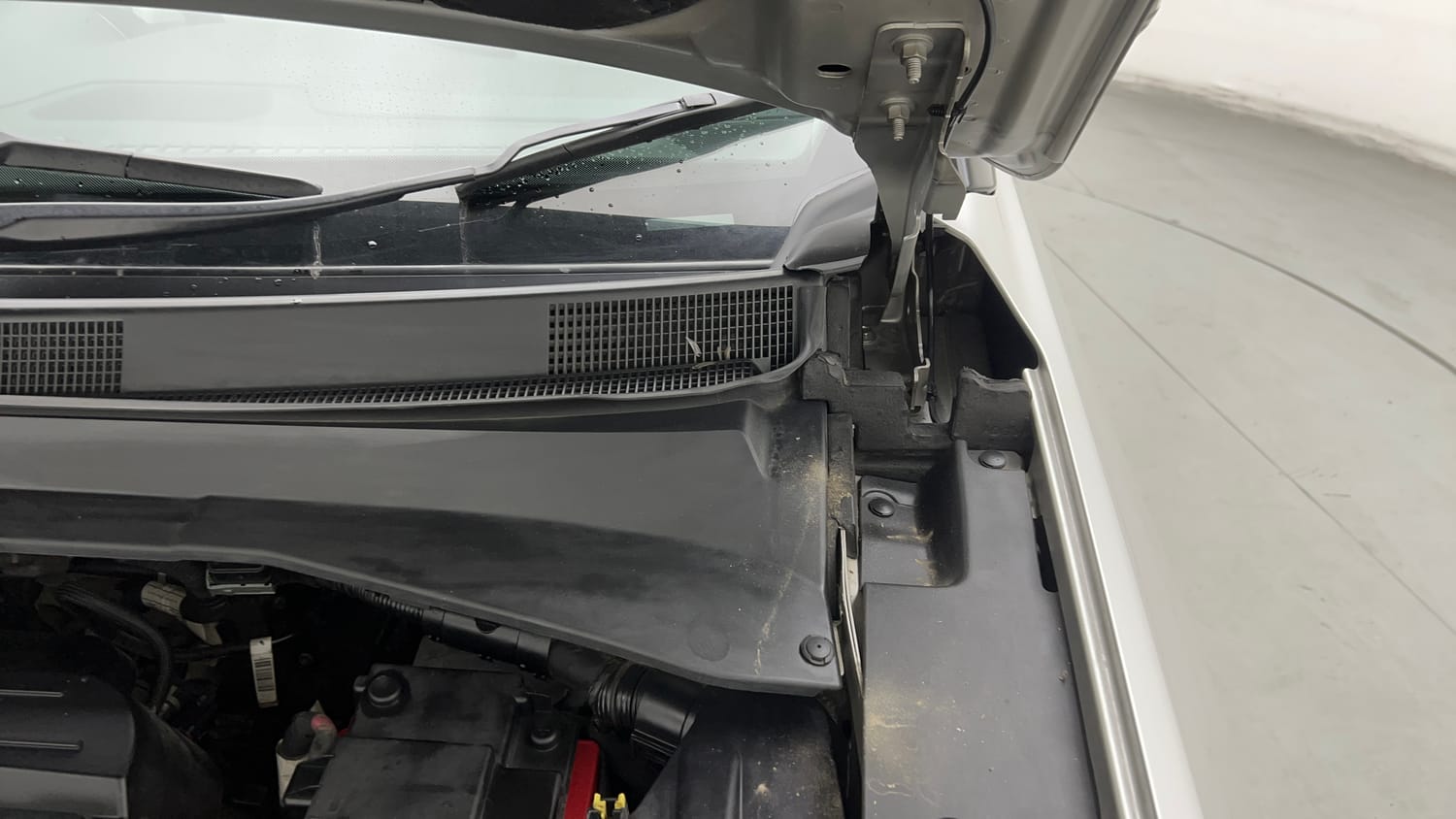 Used 2017 Jeep Compass Limited 1.4 Petrol AT Petrol Automatic engine ENGINE LEFT SIDE HINGE & APRON VIEW