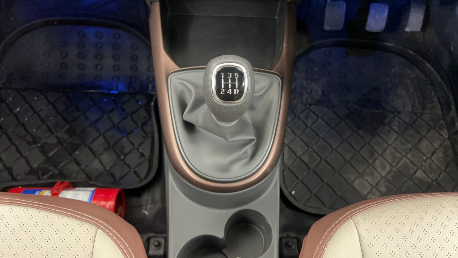 Used 2023 Hyundai Aura SX 1.2 CNG Cng Manual interior GEAR  KNOB VIEW