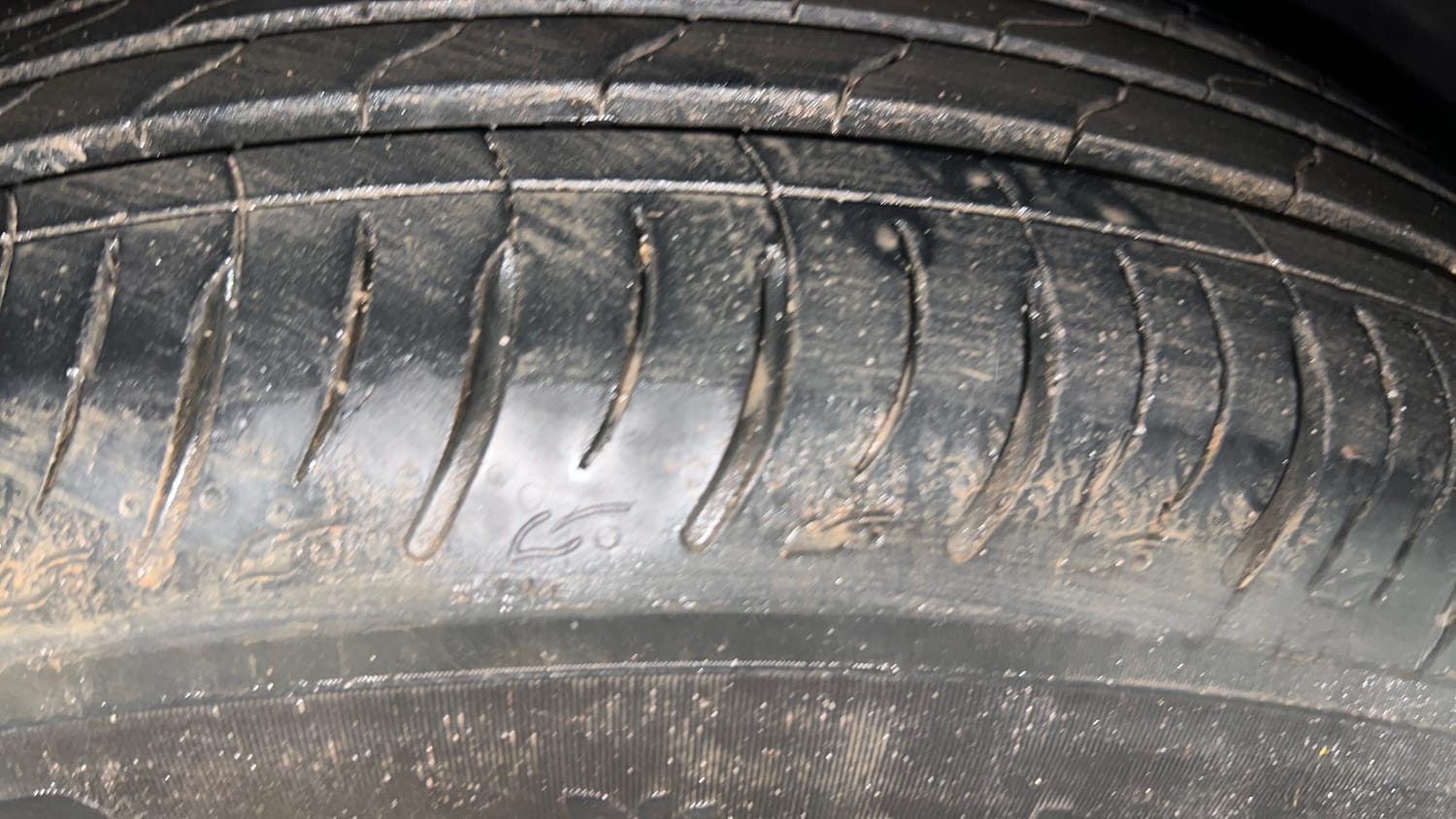 Used 2021 Mahindra XUV700 AX 7 Petrol AT 7 STR Petrol Automatic tyres RIGHT FRONT TYRE TREAD VIEW