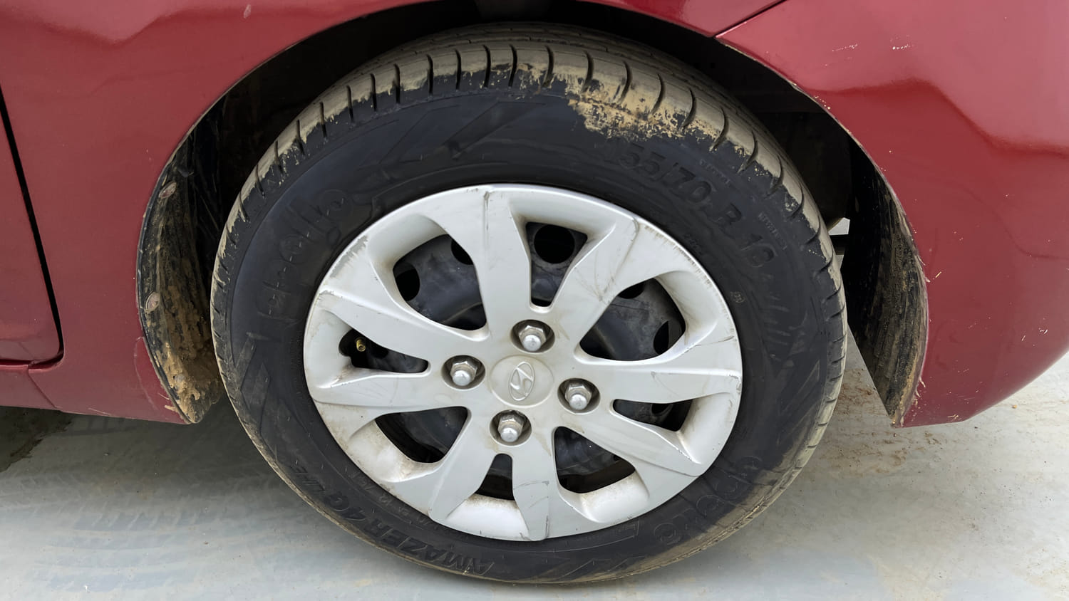 Used 2014 Hyundai Eon Magna Petrol Manual tyres RIGHT FRONT TYRE RIM VIEW