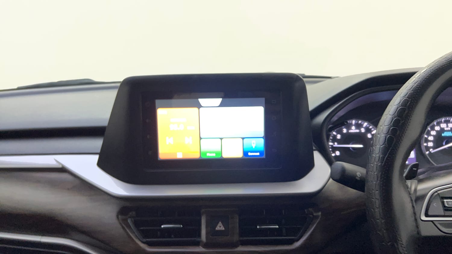 Used 2025 Maruti Suzuki Brezza Vxi AT Petrol Automatic top_features Touch screen infotainment system