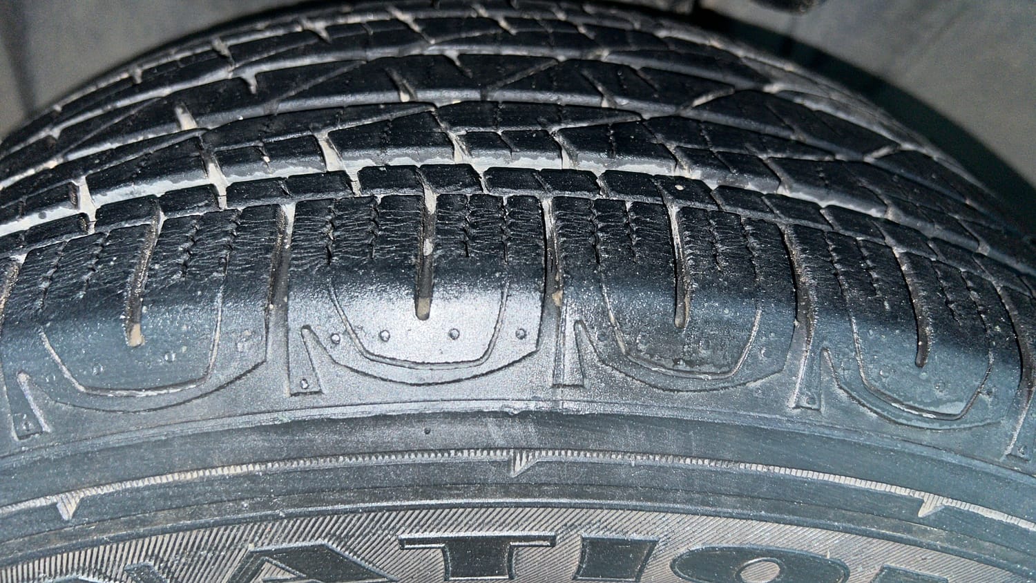 Used 2017 Jeep Compass Limited 1.4 Petrol AT Petrol Automatic tyres LEFT FRONT TYRE TREAD VIEW
