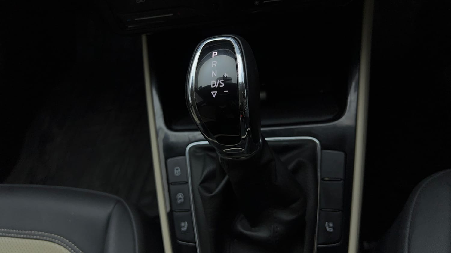 Used 2023 Skoda Slavia Style 1.5L TSI DSG Petrol Automatic interior GEAR  KNOB VIEW