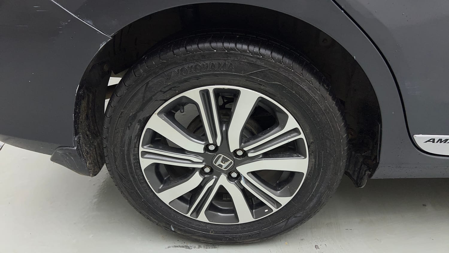 Used 2022 Honda Amaze VX CVT 1.2 Petrol Petrol Automatic tyres RIGHT REAR TYRE RIM VIEW