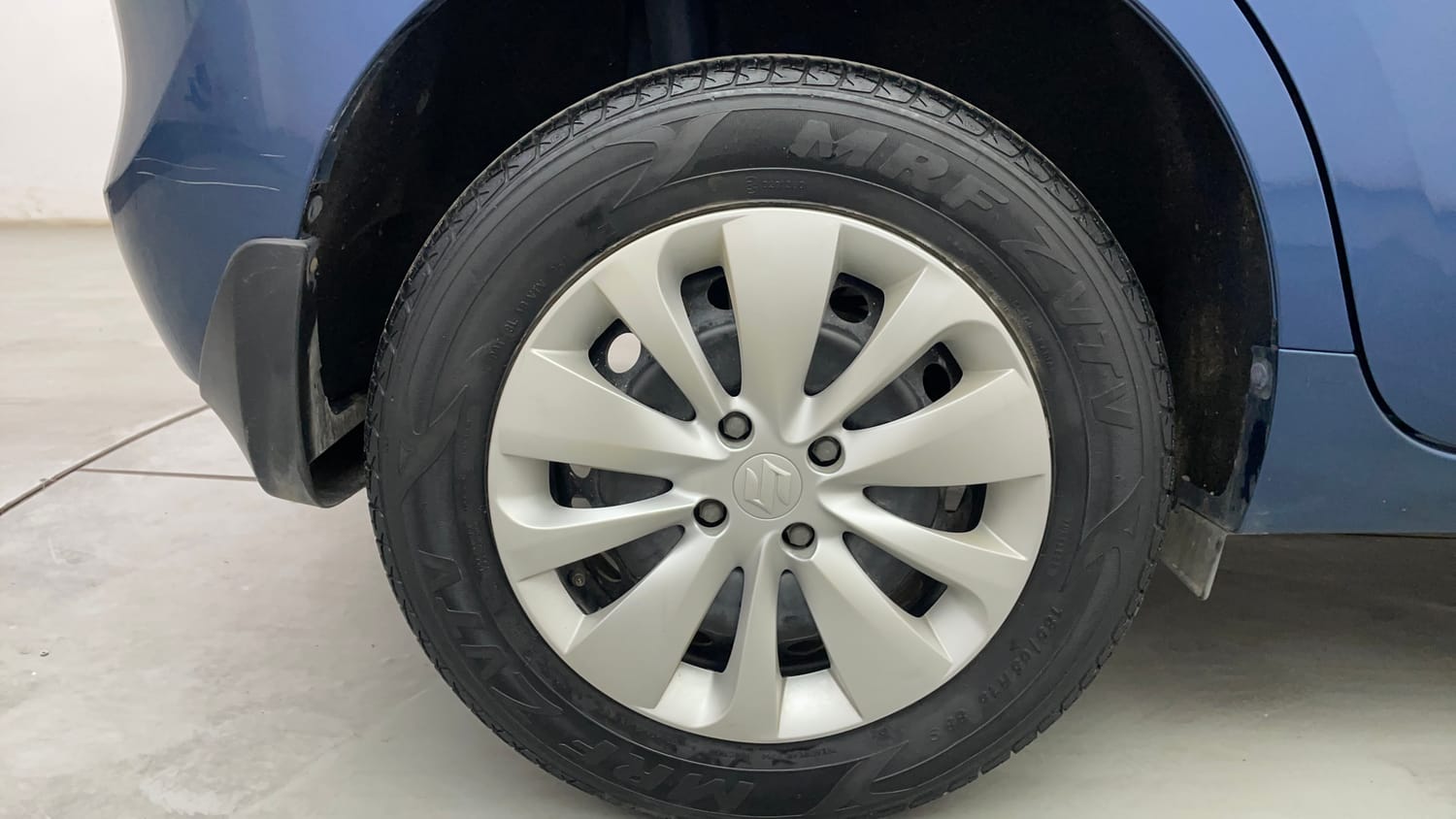 Used 2017 Maruti Suzuki Baleno Delta 1.2 Petrol Manual tyres RIGHT REAR TYRE RIM VIEW