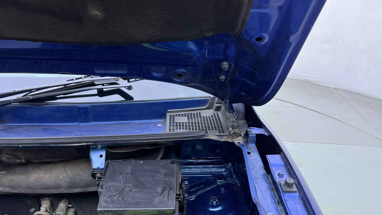 Used 2018 Renault Kwid CLIMBER 1.0 AMT Petrol Automatic engine ENGINE LEFT SIDE HINGE & APRON VIEW