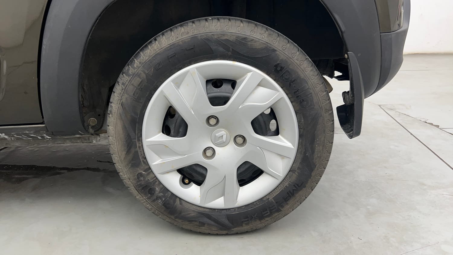 Used 2022 Renault Kwid RXT 0.8 Petrol Manual tyres LEFT REAR TYRE RIM VIEW