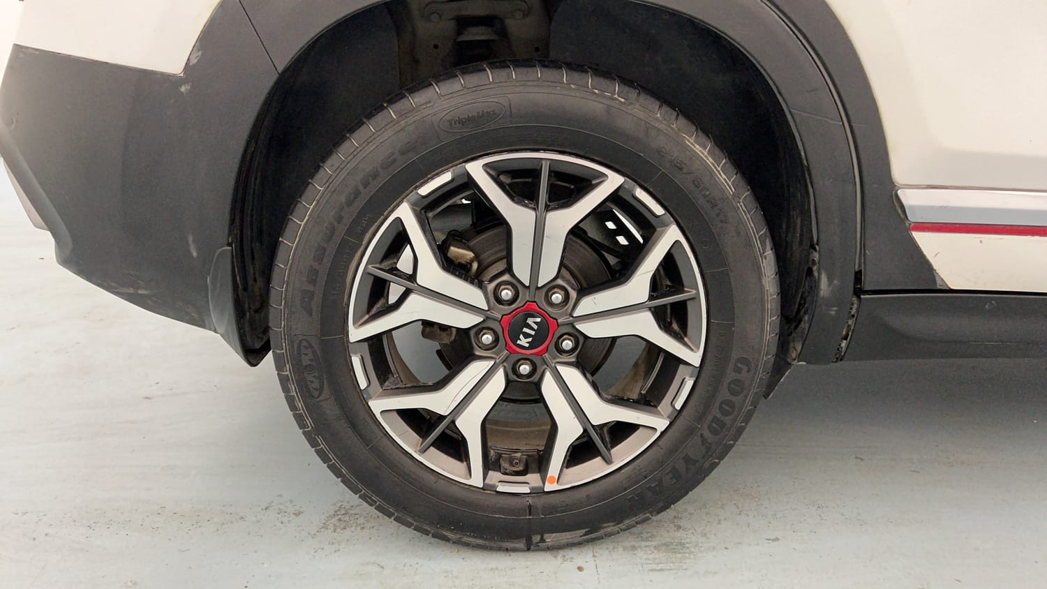 Used 2019 kia Seltos GTX Plus DCT 1.4 Petrol Automatic tyres RIGHT REAR TYRE RIM VIEW