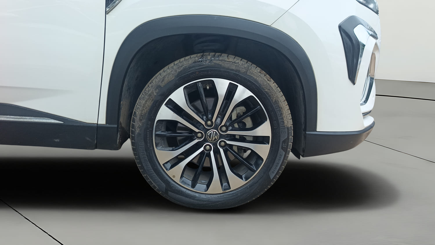 Used 2021 MG Motors Hector Plus Sharp 1.5 Petrol Turbo CVT 6-STR Petrol Automatic tyres RIGHT FRONT TYRE RIM VIEW