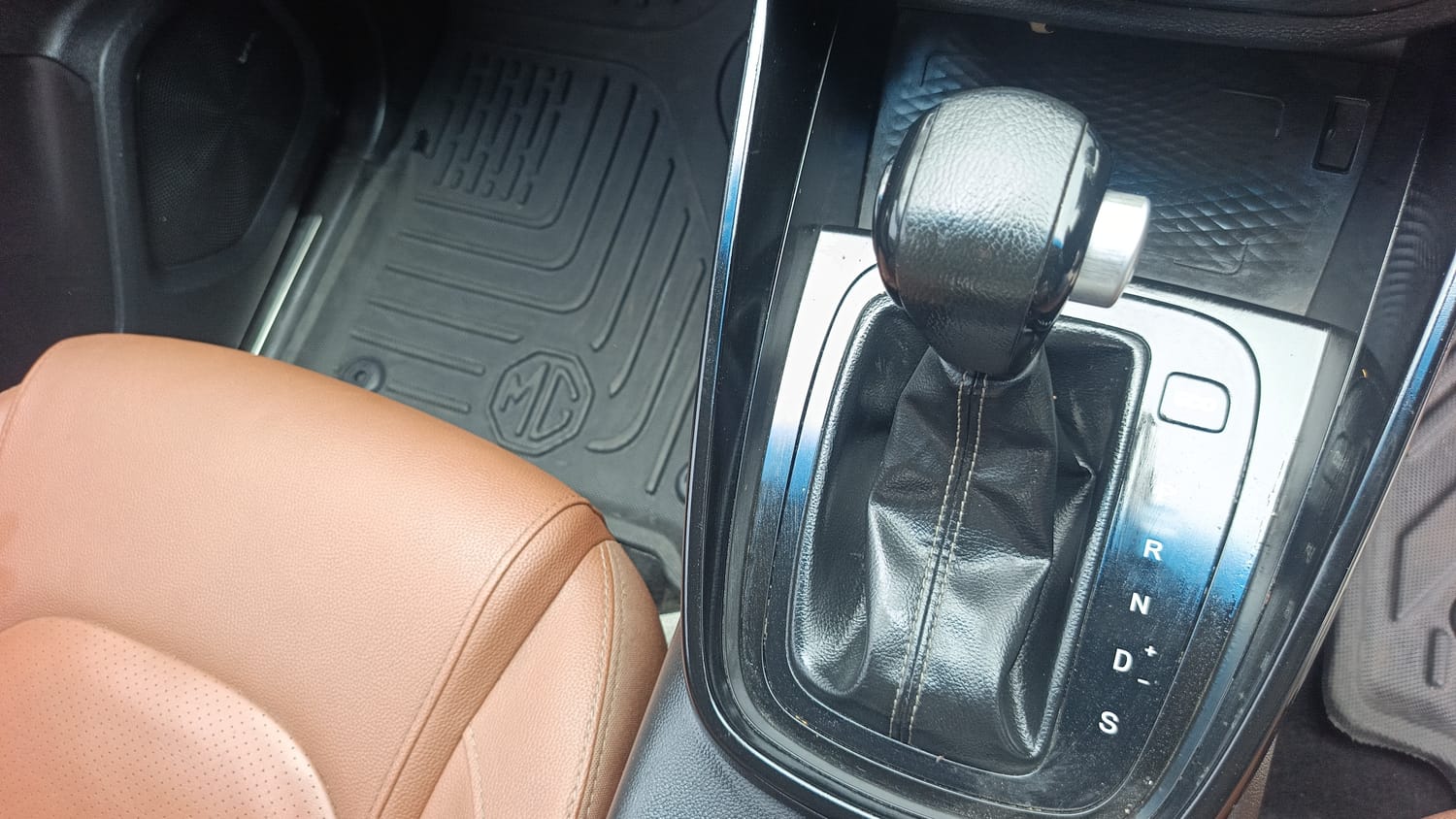 Used 2021 MG Motors Hector Plus Sharp 1.5 Petrol Turbo CVT 6-STR Petrol Automatic interior GEAR  KNOB VIEW