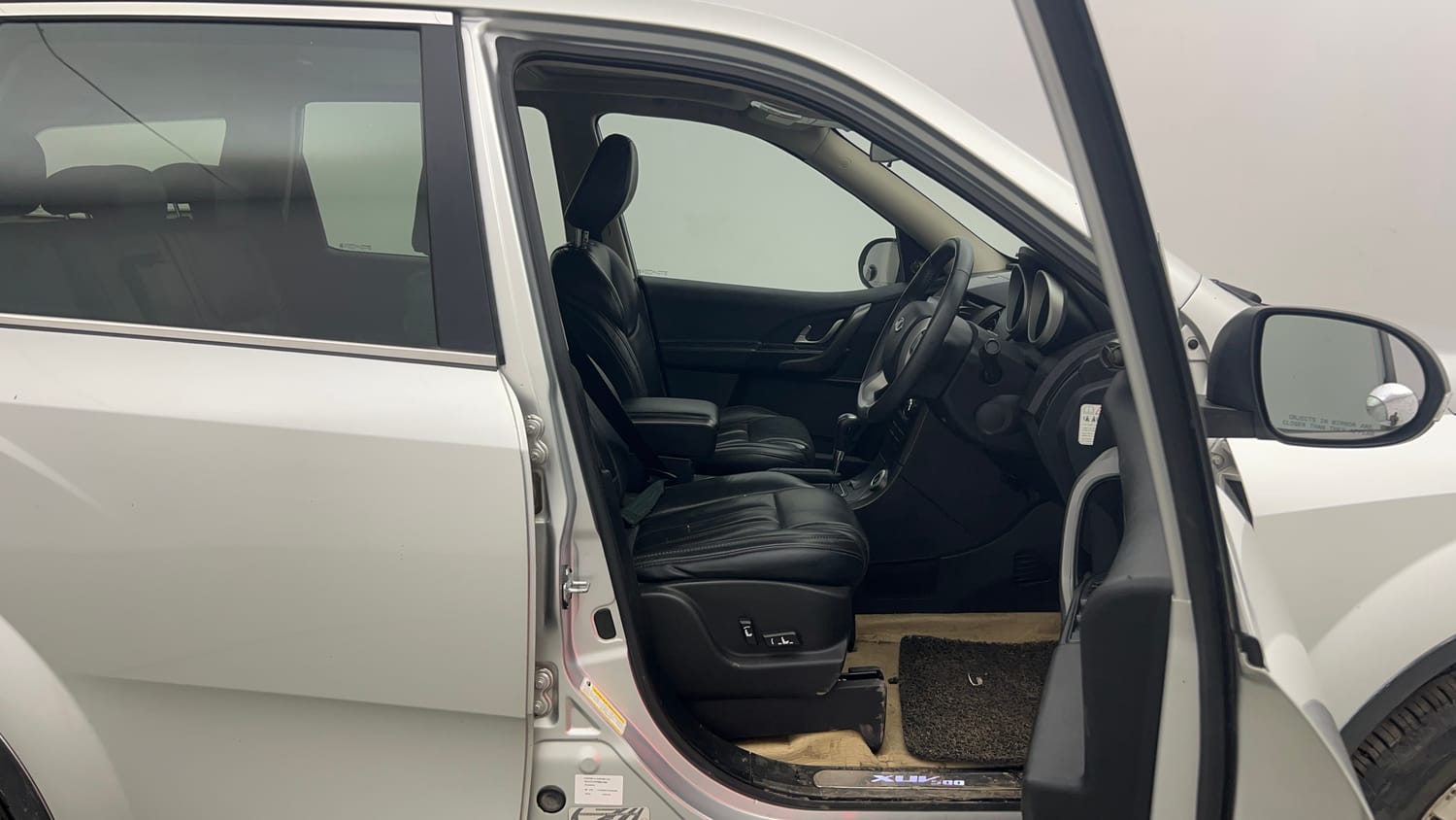 Used 2017 Mahindra XUV500 W10 AT Black Interiors Diesel Automatic interior RIGHT SIDE FRONT DOOR CABIN VIEW