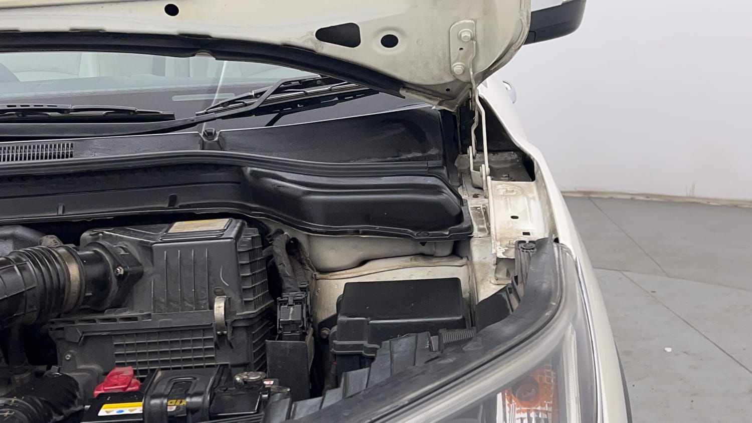 Used 2019 Mahindra XUV 300 1.5 W8 (O) Diesel Manual engine ENGINE LEFT SIDE HINGE & APRON VIEW