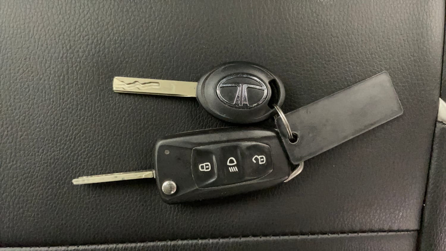Used 2022 Tata Tiago XT Petrol Manual extra CAR KEY VIEW